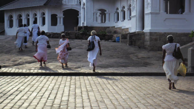 Sri Lanka - Dambulla tempel, de dames worden begeleid door een zachte bries....
