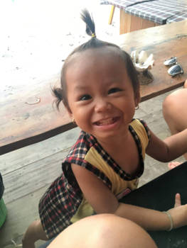 Cambodja - Het liefste kindje wat mijn ketting vasthield omdat ze zo gek was op olifantjes