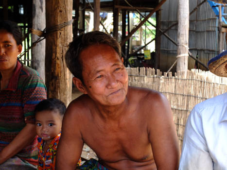 Cambodja - Cambodian fishermen: Generations by the river.