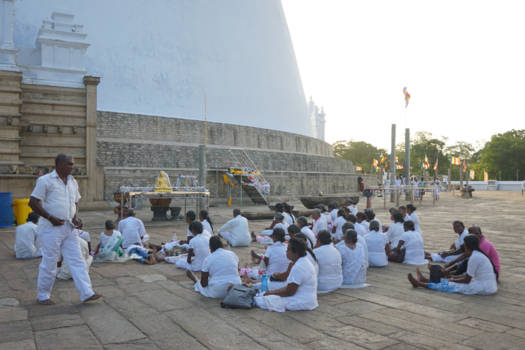 Sri Lanka - In gebed voor de tempel