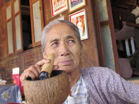 Myanmar - In Myanmar zijn ze er nog niet van op de hoogte dat roken rimpels veroorzaakt...