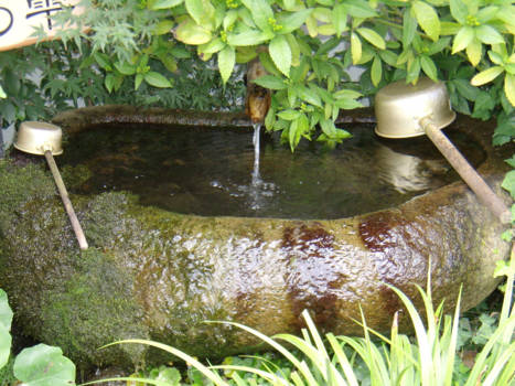 Japan - waterbekken of tsoekebai bij een tempel.