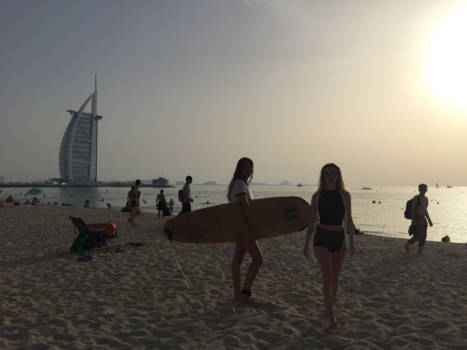 Dubai - Surf o'clock