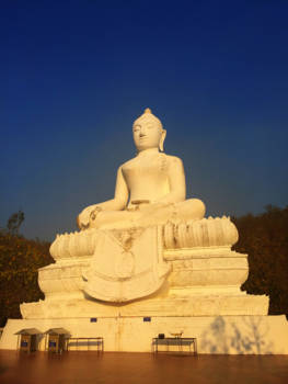 Thailand - De Witte Boeddha die over Pai uitkijkt