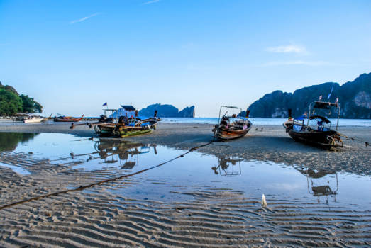 Koh Phi Phi - Drooggevallen boten bij Koh Phi Phi