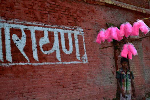 Nepal - Jonge jongens met roze wolkjes