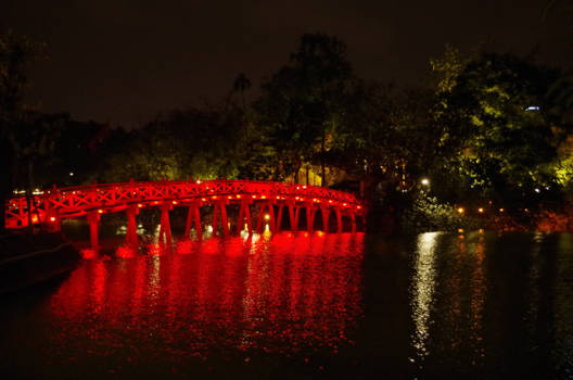 Vietnam - Sprookjesbrug middenin Hanoi