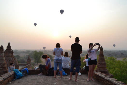 Bagan - Iedereen geniet op een andere manier van dit sprookjesachtige uitzicht