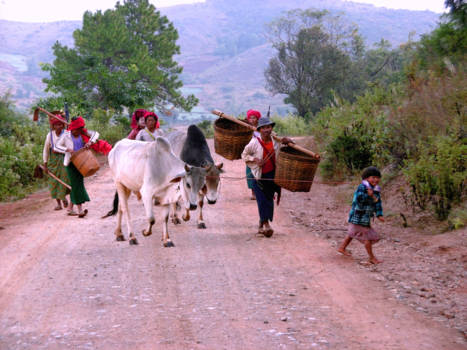 Kalaw - Beautiful people on the way from Kalaw to Inle lake