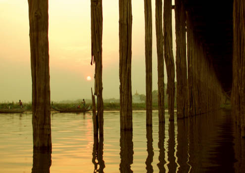 Mandalay - Onder de U Bein Brug in Mandalay in Myanmar