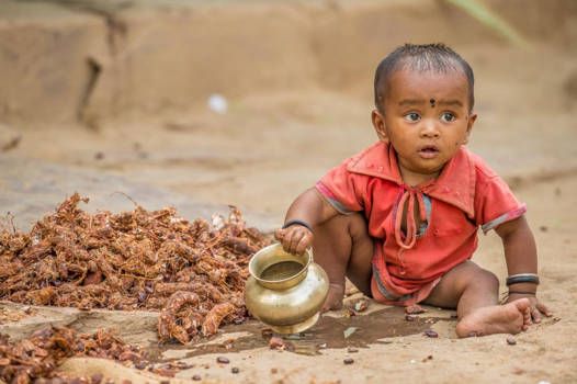 India - kleine jongen en zijn potje