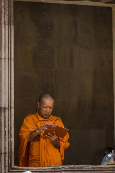 Angkor Wat - Ook de monnik gaat met zijn tijd mee.
