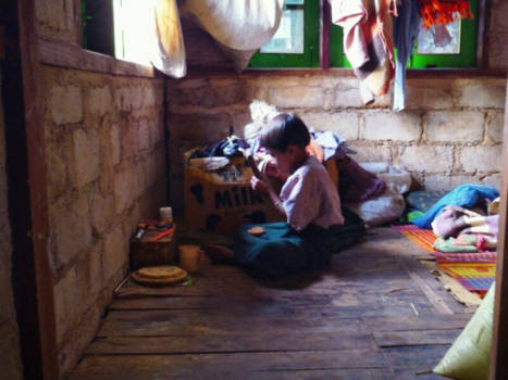 Myanmar - Meisje met moeders make-up