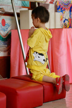 Kuala Lumpur - Biddend in de Thean Hou Tempel in Kuala Lumpur