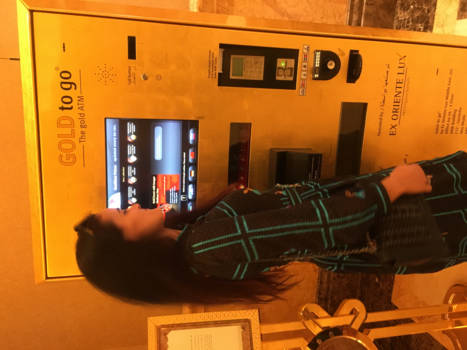 Dubai - wacht ff, moet nog ff goud pinnen #arabsbelike