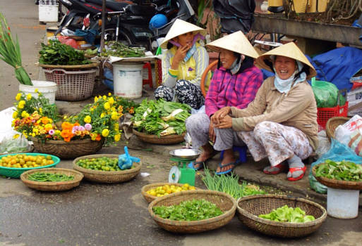 Hoi An - Vrolijke vietnameze vrouwen op de lokale markt in Hoi An