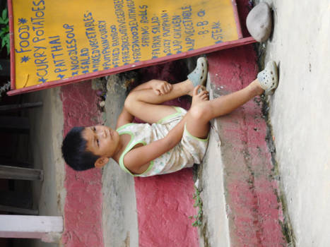 Nong Khiaw - Kleine jongen bewaakt het fort