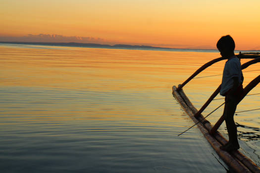 Donsol - Vissend jongetje tijdens geweldige zonsondergang