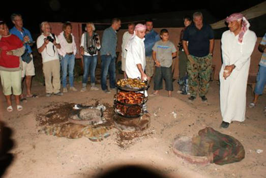 Jordanië - eten gegaard in de grond van de woestijn, was heerlijk