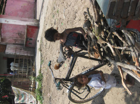 Lumbini - Hout rapen,dat Papa uit de boom gooit!