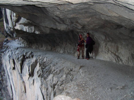 Tiger Leaping Gorge - Tiger Leaping Gorge (Yangzte river) met enge afgronden. Dicht bij de muur blijven