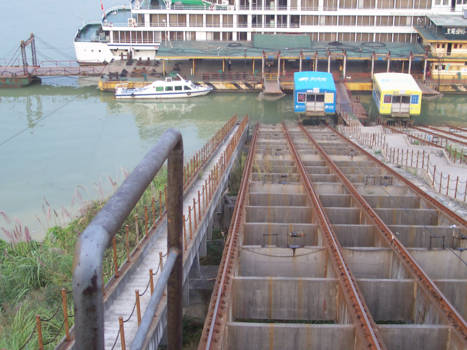 Yangtze rivier - Met een grote lift naar de boot