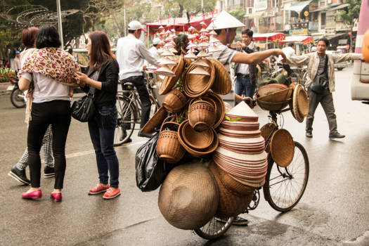 Vietnam - Zaken doen op de fiets, Saigon, fiets, Vietnamese hoedjes,
