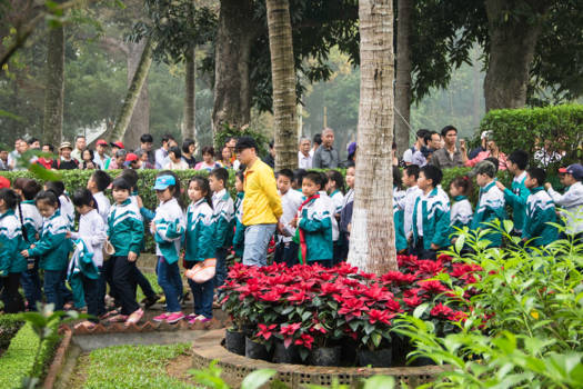 Vietnam - schoolkinderen in de rij bij het mausoleum van Ho Chi Minh, Hanoi, Vietnam,