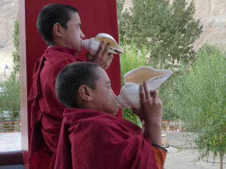 India - Monniken die op de schelp de " pudja"  aankondigen.