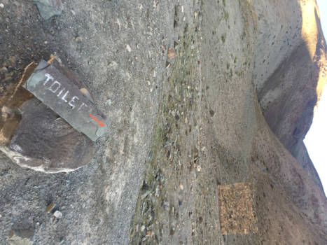 India - Het " toiletgebouw"..........basiskamp (4100 m) bij Gandan la pas