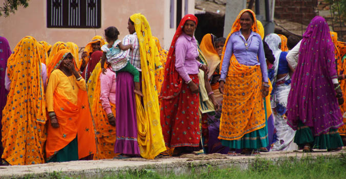 Varanasi - parade van kleurrijke vrouwen in India