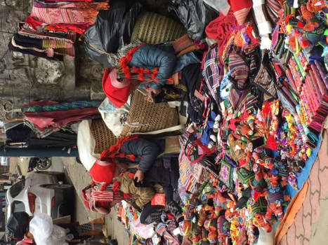 Sapa - Kleurrijke handgemaakte souveniertjes in Sapa.