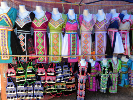 Luang Prabang - Marktkraam met kleding voor het Hmong Newyear Festival