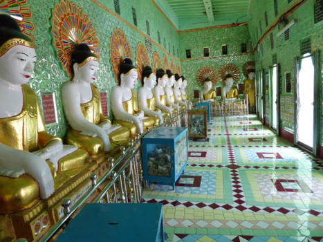 Yangon - Bouddha beelden bij SwedagonPagode