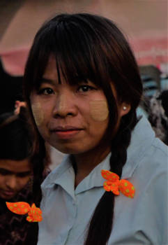 Yangon - Meisje op markt in Myanmar