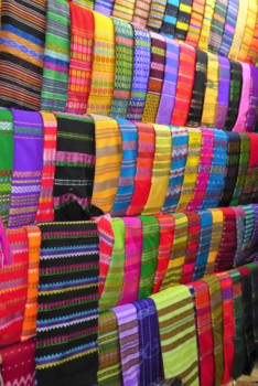 Inle Lake - Markt met handgeweven stoffen