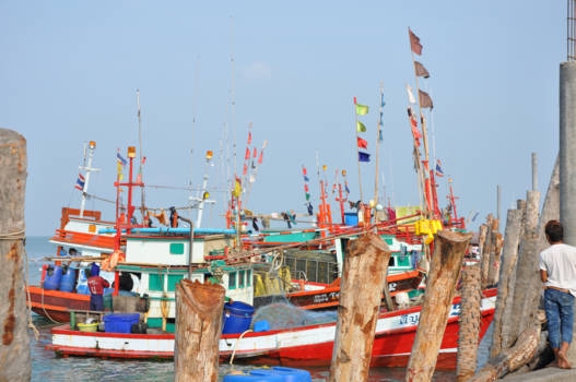 Bangkok - Vissersbootjes langs de  pier Pattaya Thailand
