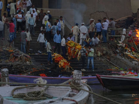 Varanasi - Crematieplaats in Varanasi aan de Ganges
