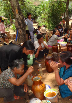 Vietnam - Ochtend tafereel, rijstwijn vloeit tijdens een Dorpsfeest