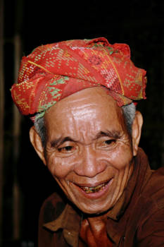 Maleisië - Bewoner van Bavanggazo Rungus Longhouse op Sabah