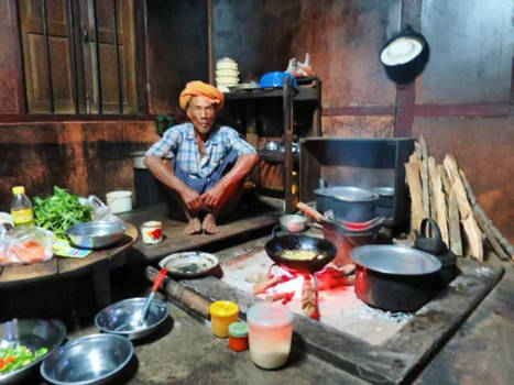 Myanmar - Kleurrijke keuken tijdens de overnachting van de tweedaagse trekking door Kalaw.