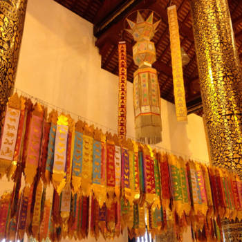 Chiang Mai - Kleurrijke gebedsvlaggen in een tempel