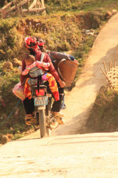 Vietnam - Familie op scooter in Sapa