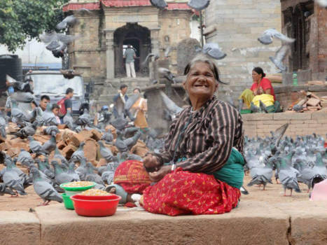 Kathmandu - Duivenvrouw bij Durbar Square