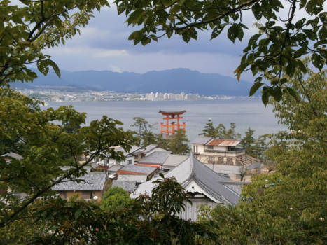 Miyajima - Uitzicht op Hiroshima en de Floating Tori vanaf het eiland Miyajima