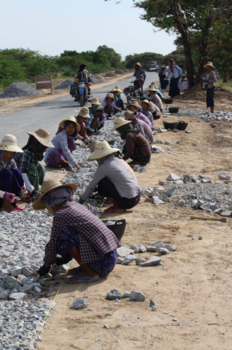 Myanmar - Ik zie alleen vrouwen erg hard werken.