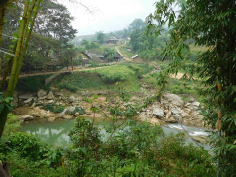 Sapa - Laatste stuk van heavy trail in Sapa...nog even t water over en klim omhoog...