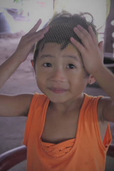 Can Tho - Vrolijk worden van een meisje dat al vrolijk wordt van een netje op haar hoofd!