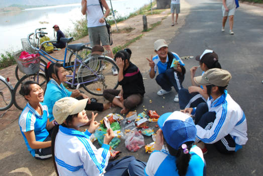 Vietnam - verjaardagsfeestje midden op de straat