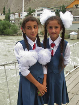Rusland - Traditioneel schooluniform in Centraal-Azië (inclusief de pompoms!)